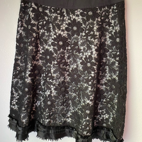Black and withe skirt - Picture 2 of 3
